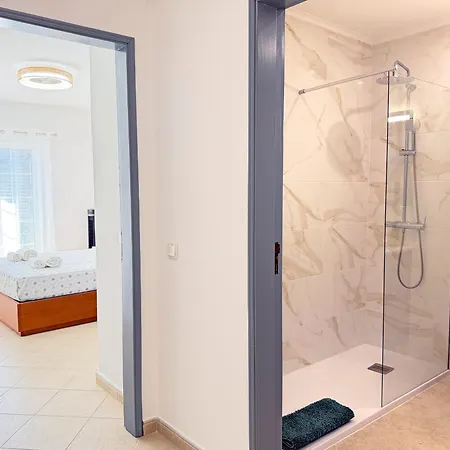 & Airport Comfy By Becherish Apartment *